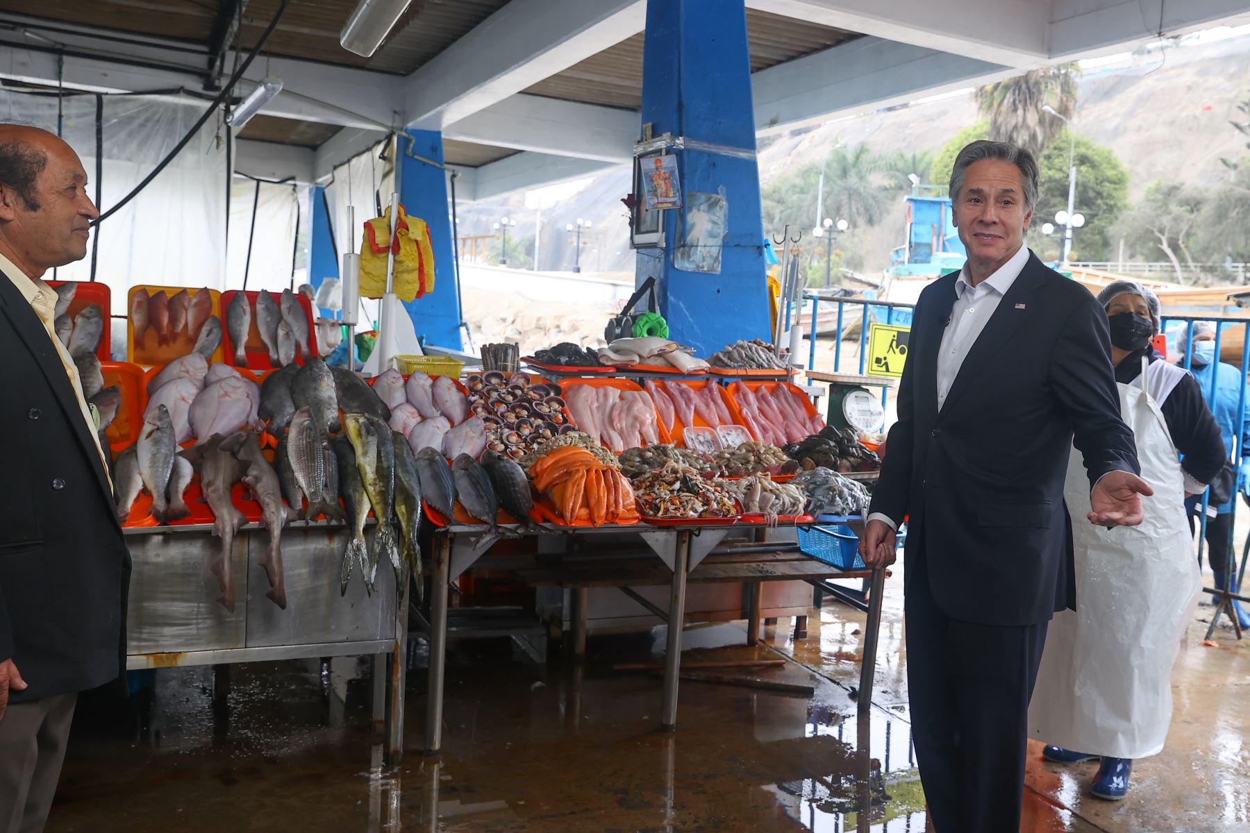 El secretario de Estado de los Estados Unidos, Antony Blinken visita el mercado artesanal de pescadores de Chorrillos. Foto: ANDINA/Andrés Valle